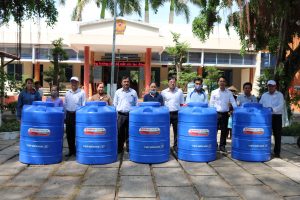 Thép Miền Nam – VNSTEEL tặng 300 bồn trữ nước cho Thạnh Phú